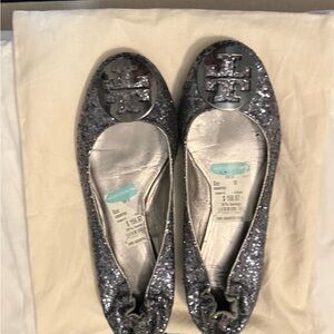 Tory Burch flats. Elastic heel. Glitter but doesn’t really shed.